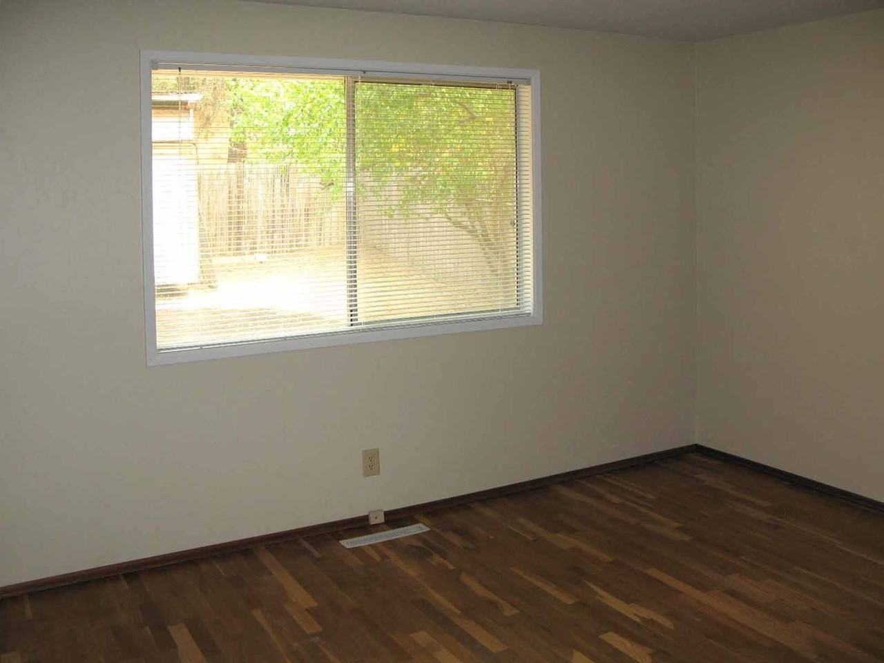635 S 5th St - Photo 6 of 8
