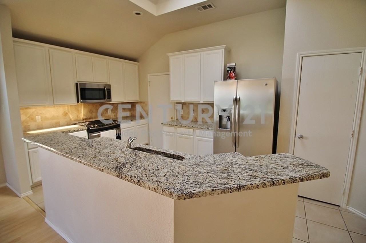 2816 Park Springs Dr - Photo 7 of 30