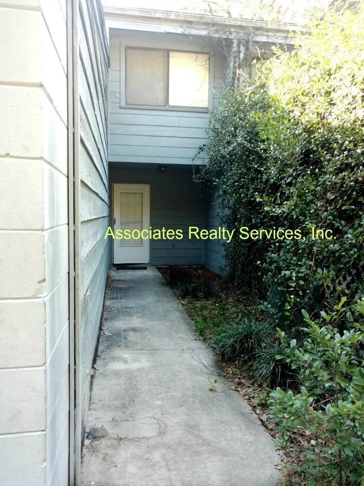 3020 Nw 28th Cir - Photo 2 of 11