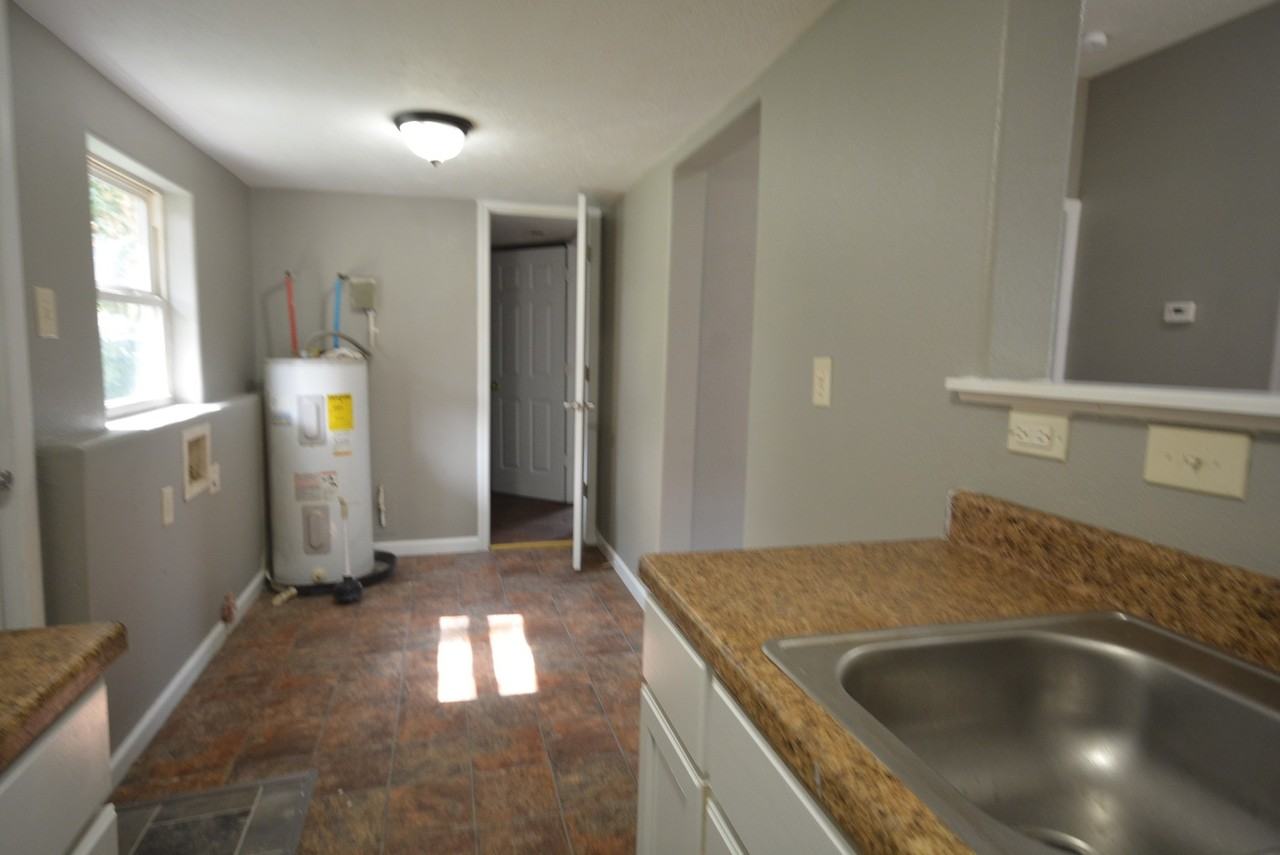 1110 W Atlantic St - Photo 4 of 6