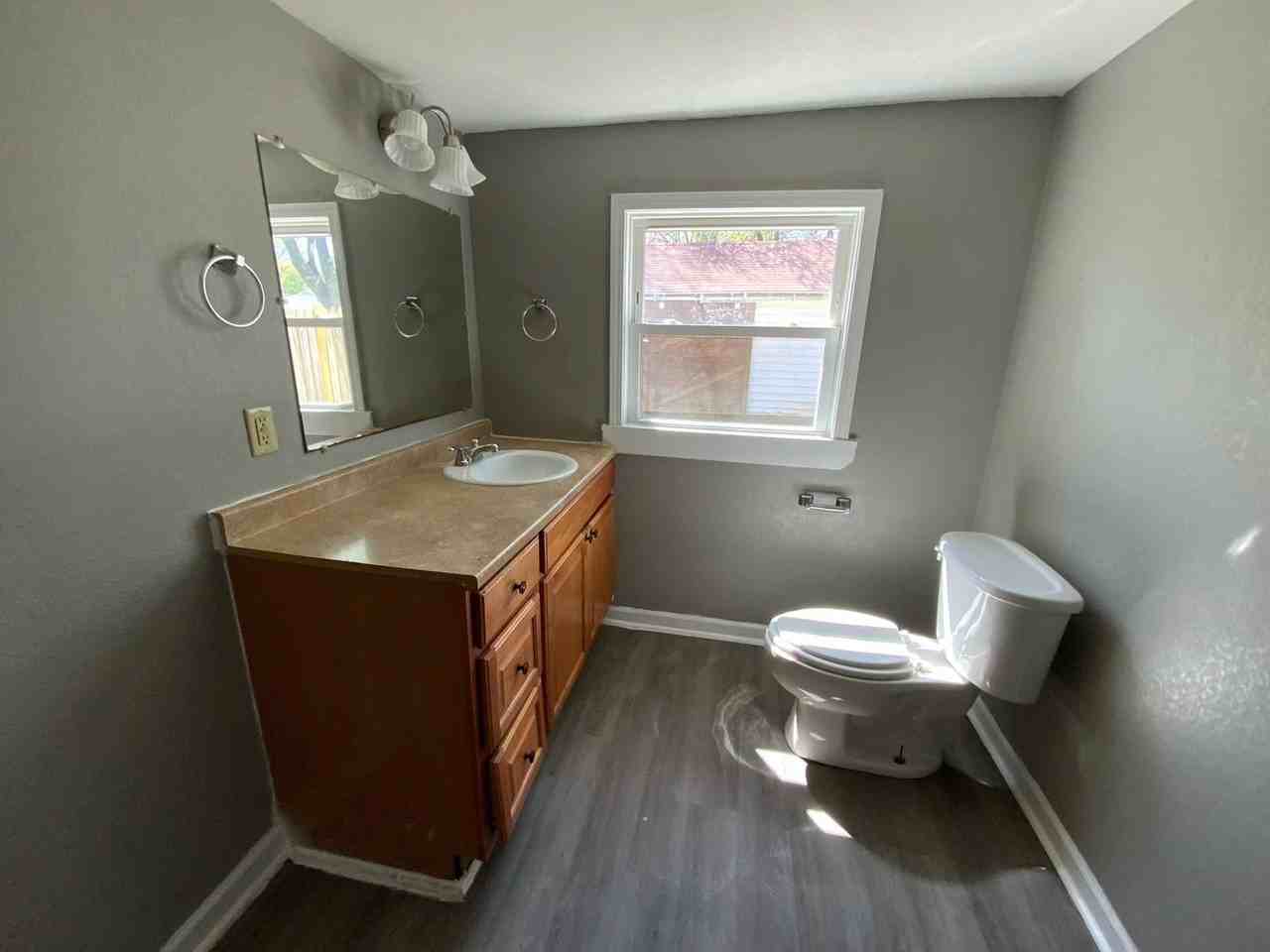 2037 N Jefferson Ave - Photo 7 of 11