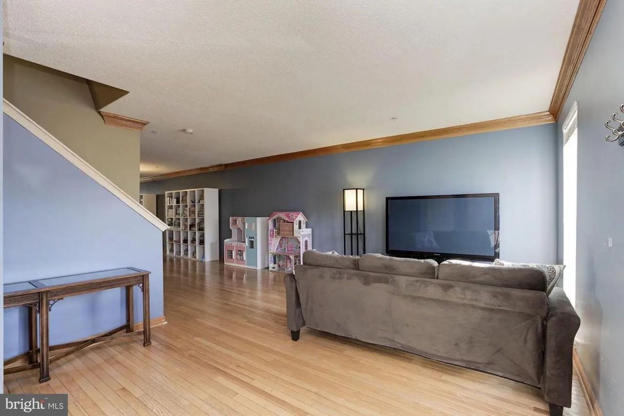 208 Goldsborough Dr - Photo 3 of 35