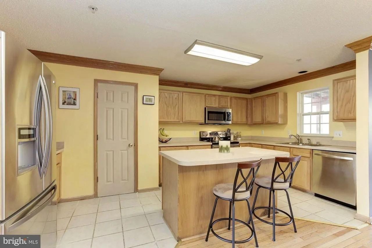 208 Goldsborough Dr - Photo 4 of 35