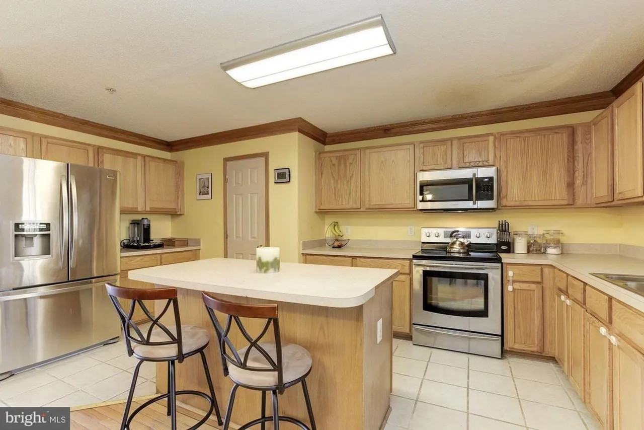 208 Goldsborough Dr - Photo 6 of 35