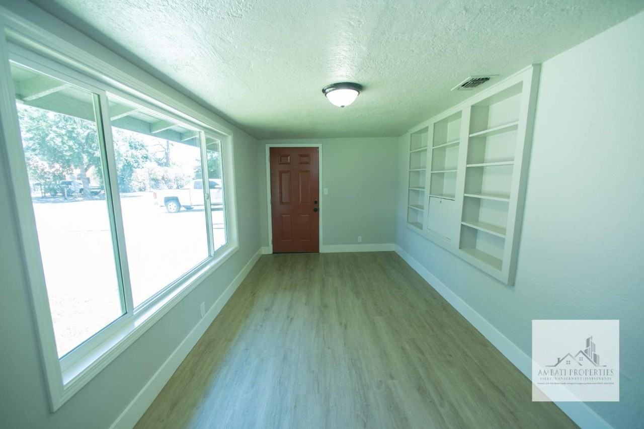 1136 E Griffith Way - Photo 4 of 32