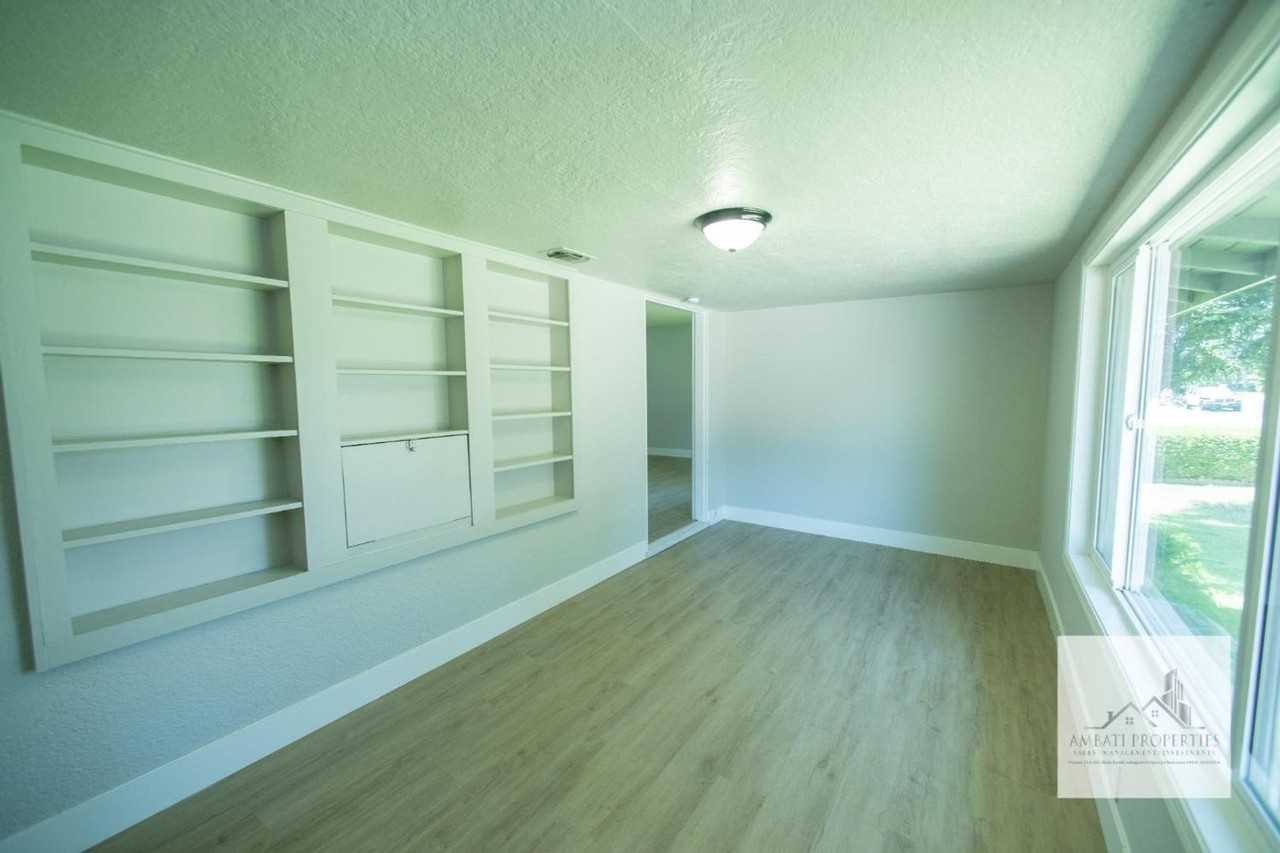 1136 E Griffith Way - Photo 5 of 32