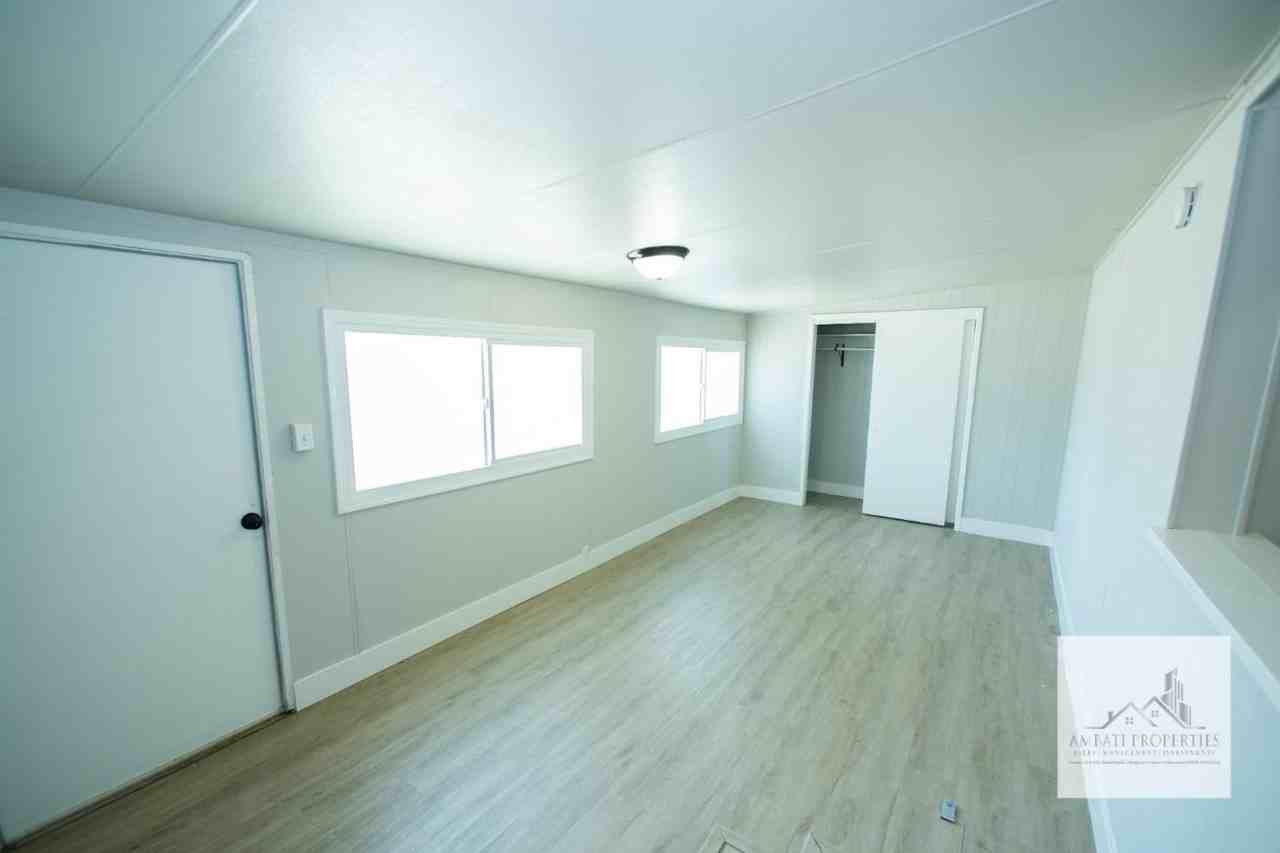 1136 E Griffith Way - Photo 6 of 32