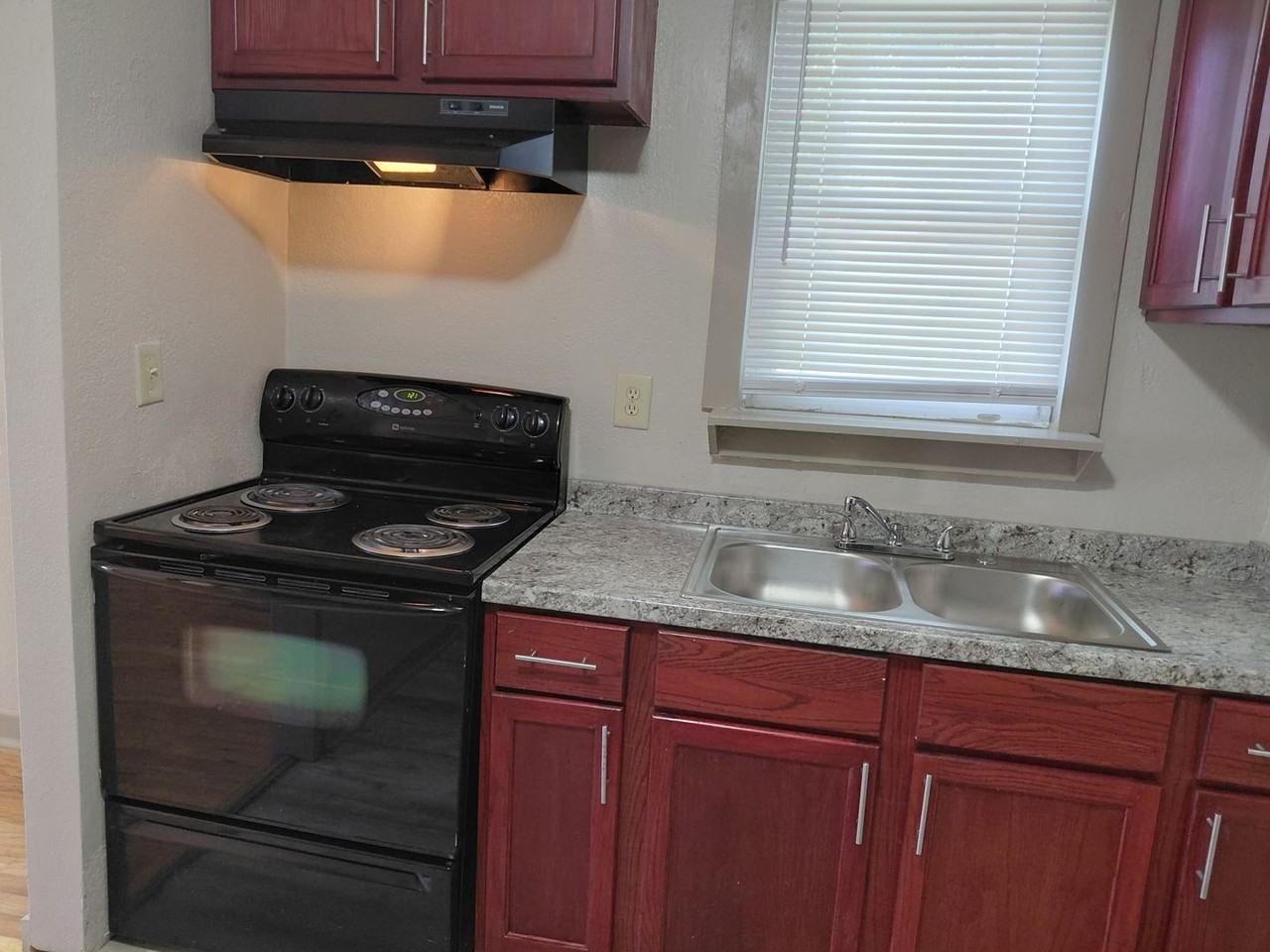 2947 Jefferson St - Photo 3 of 7