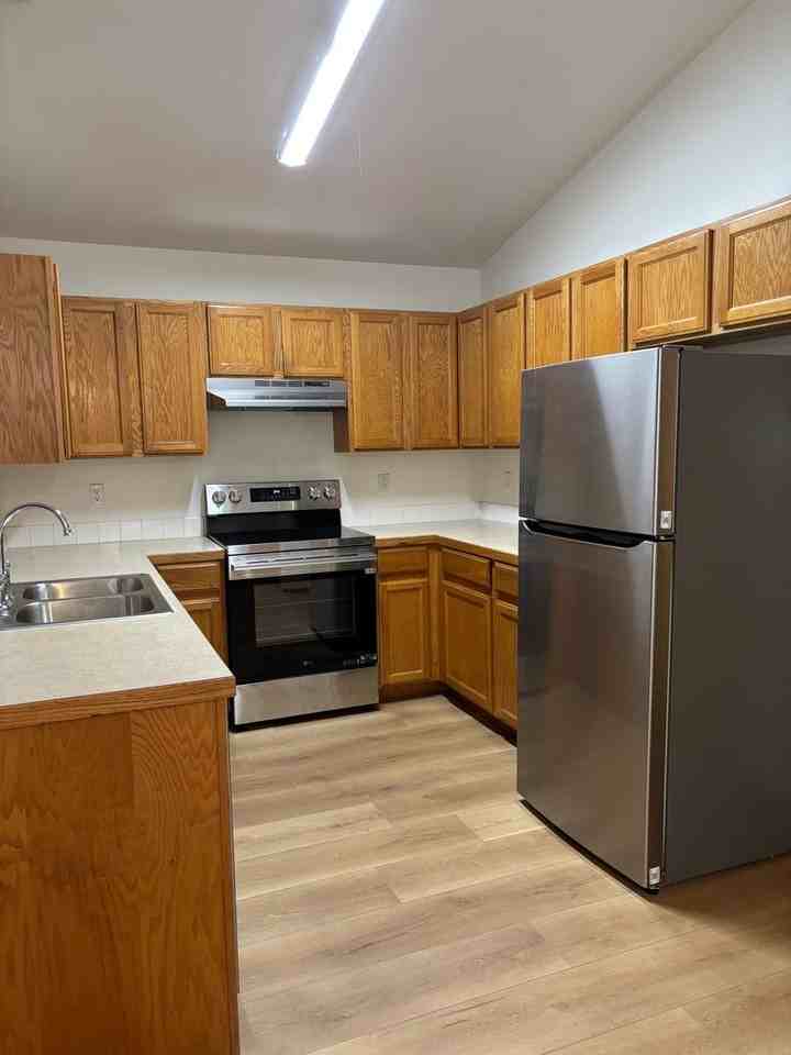 1126 Belleview Dr - Photo 4 of 10