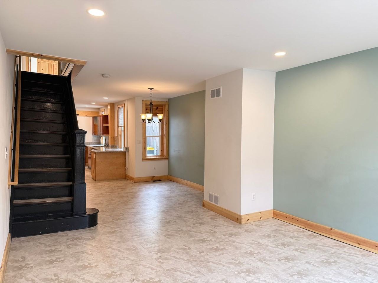 916 Houston St - Photo 4 of 29