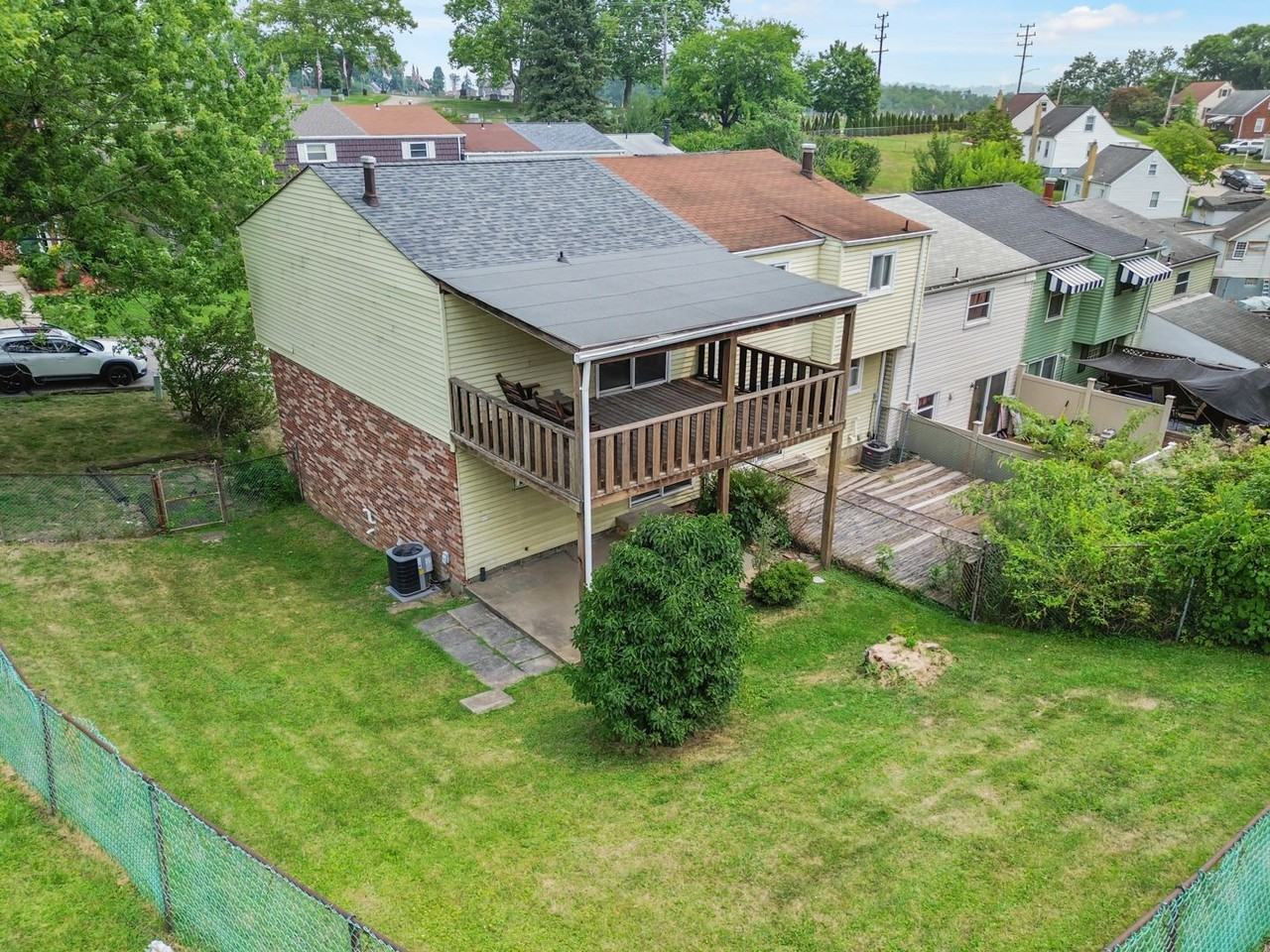 1105 Anna Ave - Photo 3 of 31