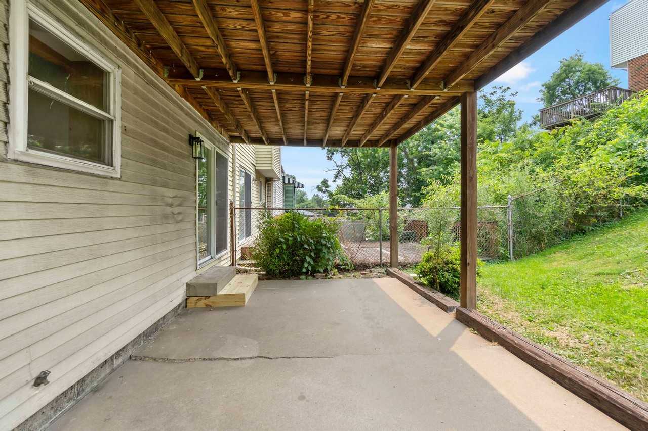 1105 Anna Ave - Photo 5 of 31