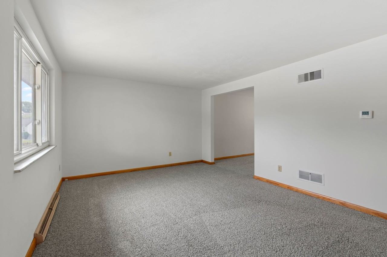 1105 Anna Ave - Photo 5 of 28