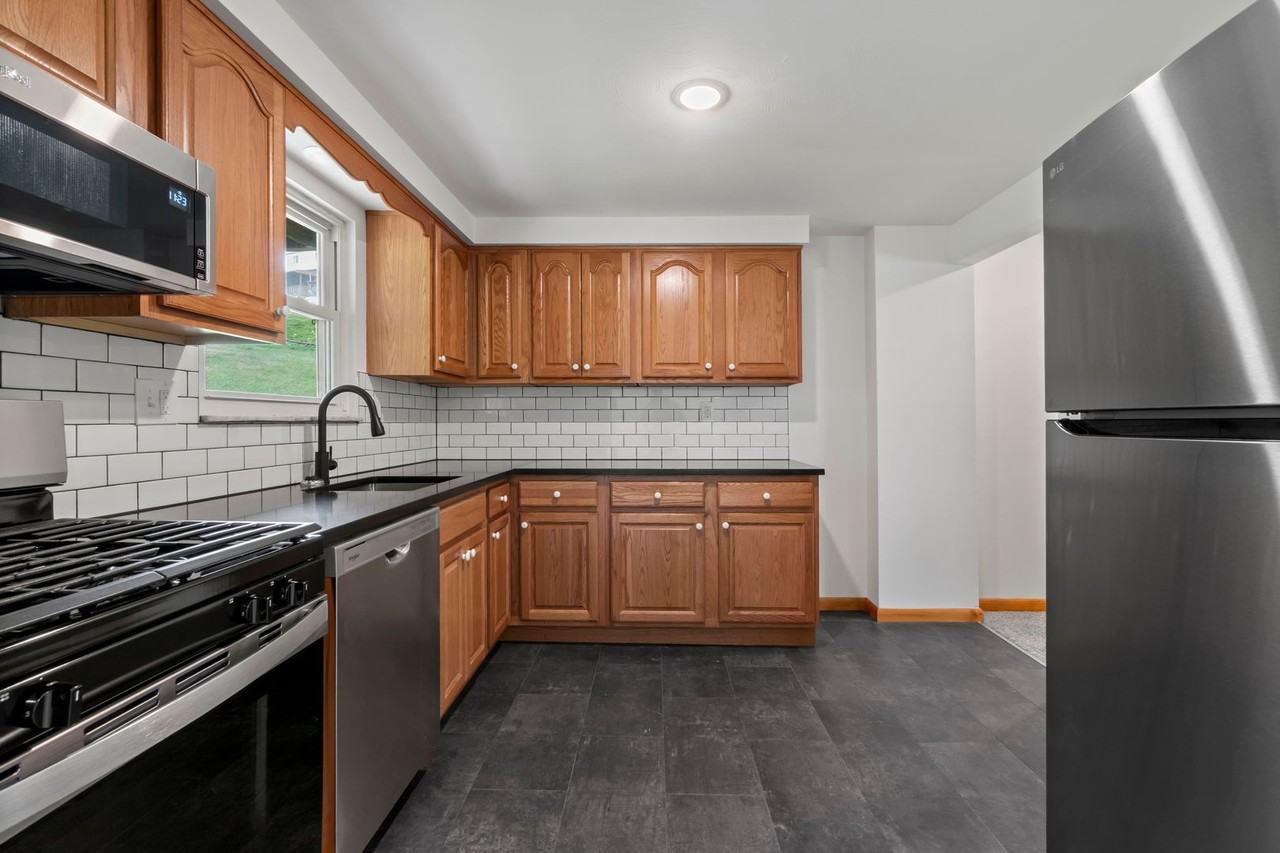1105 Anna Ave - Photo 2 of 28