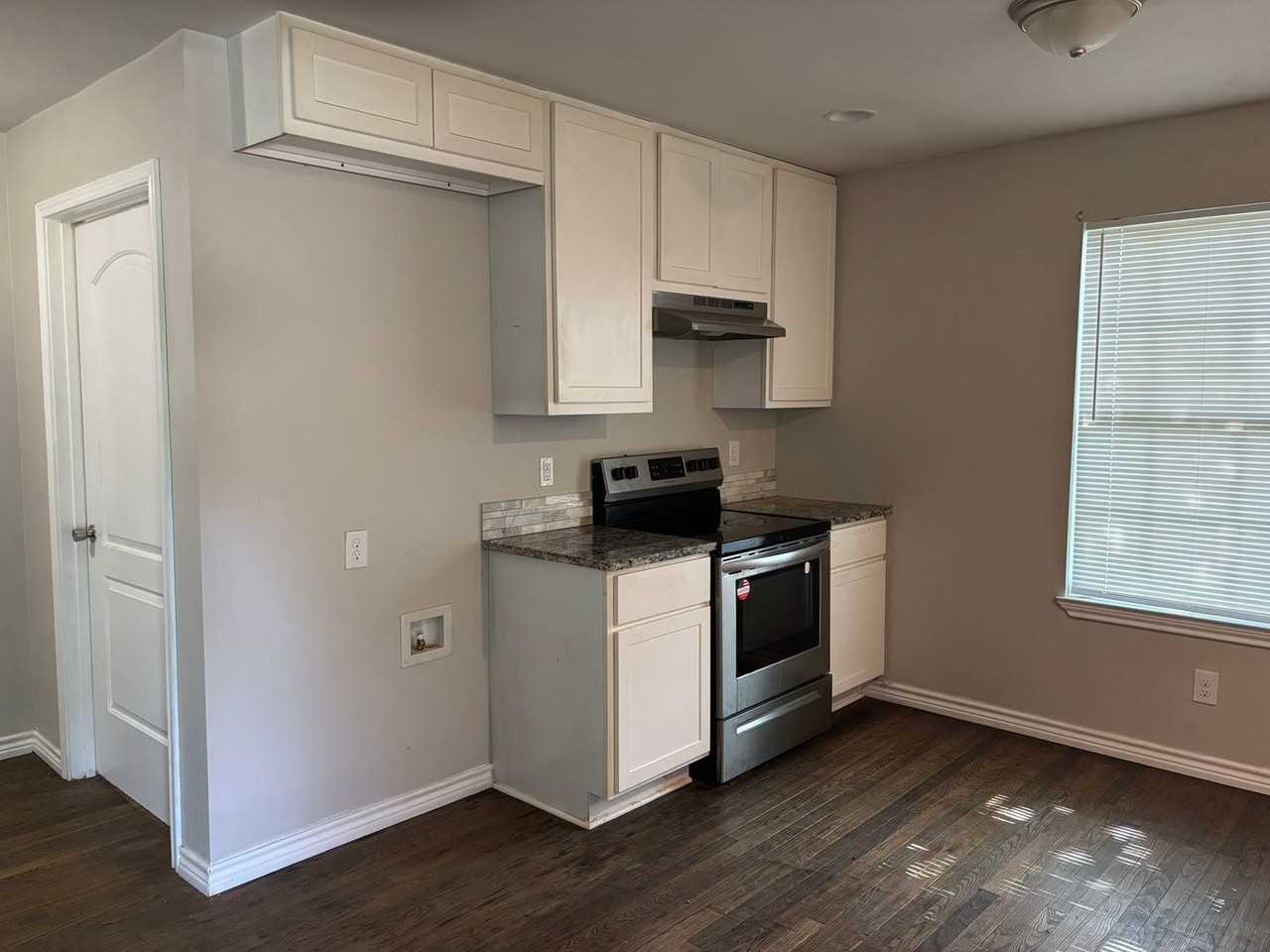 1709 W Elm St - Photo 2 of 11