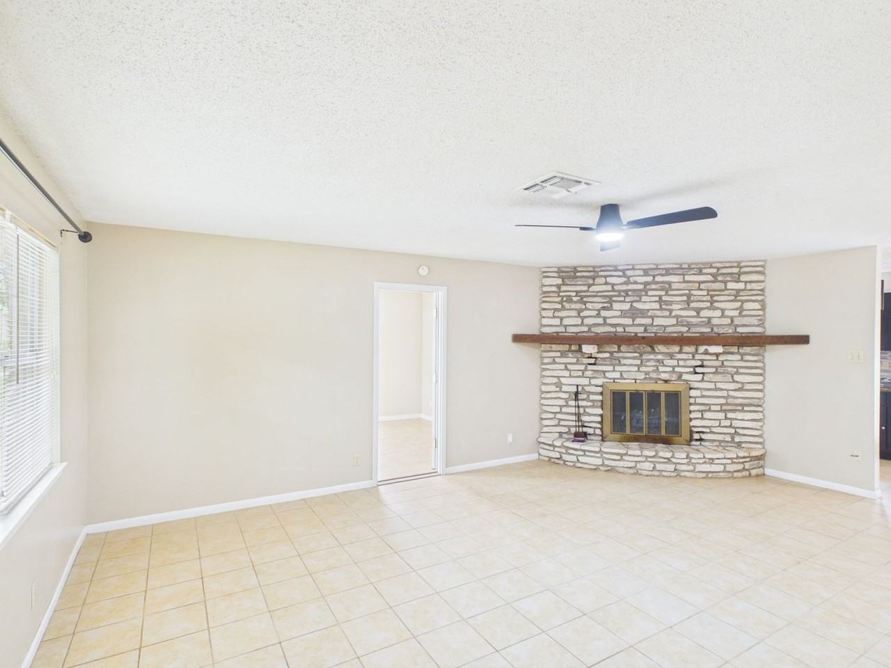 328 Glenmoor Dr - Photo 3 of 24