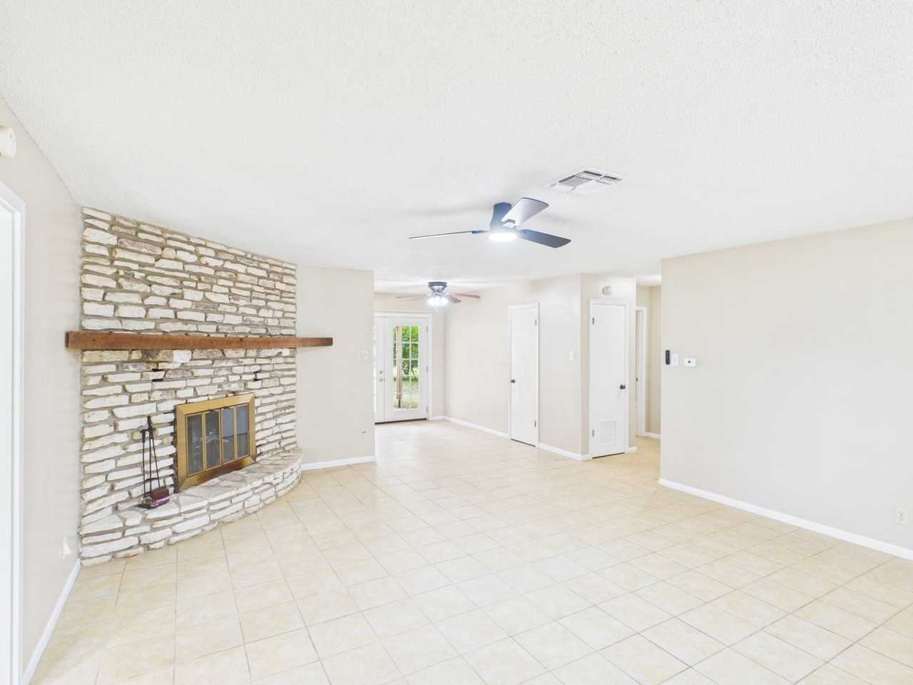 328 Glenmoor Dr - Photo 4 of 24