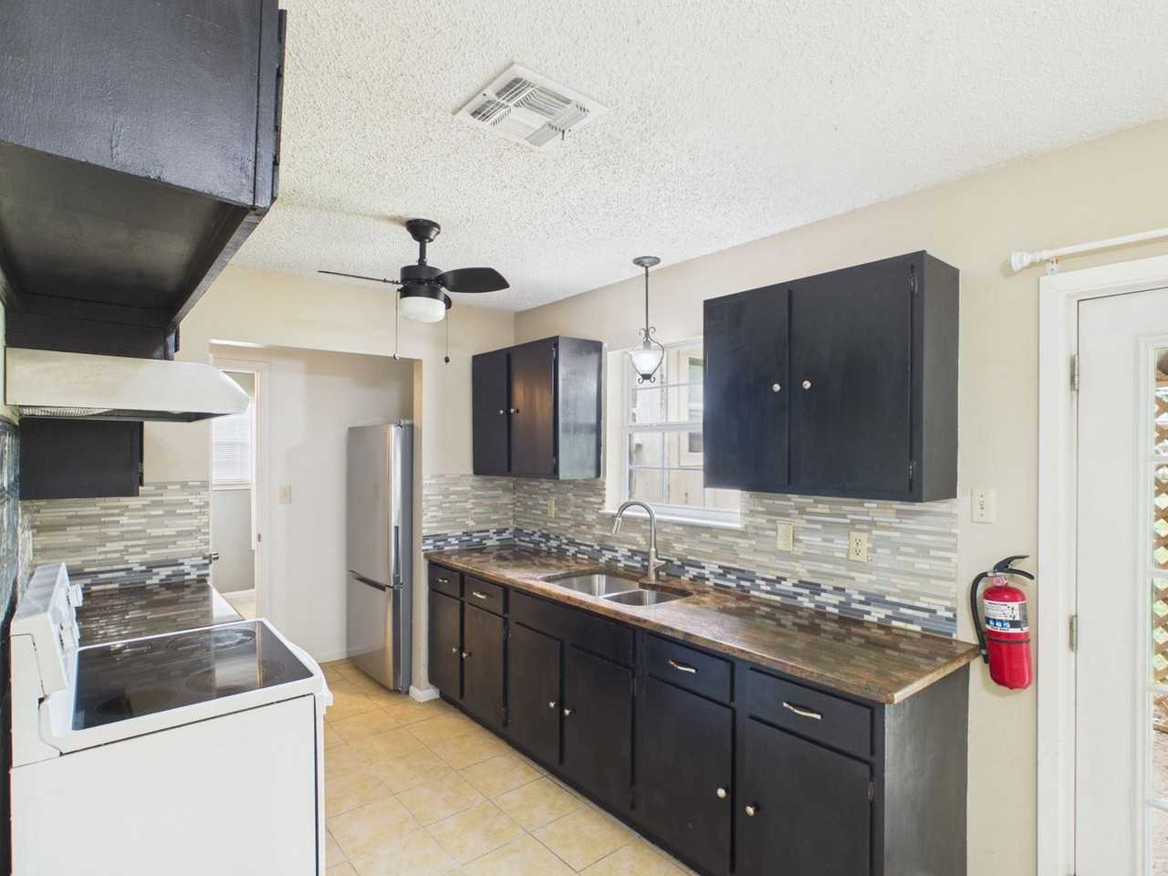 328 Glenmoor Dr - Photo 6 of 24