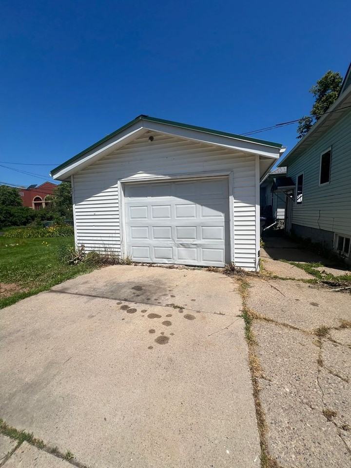 412 S Peach Ave - Photo 4 of 23