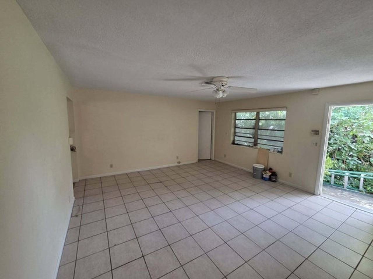 205 Se 7th St - Photo 2 of 15