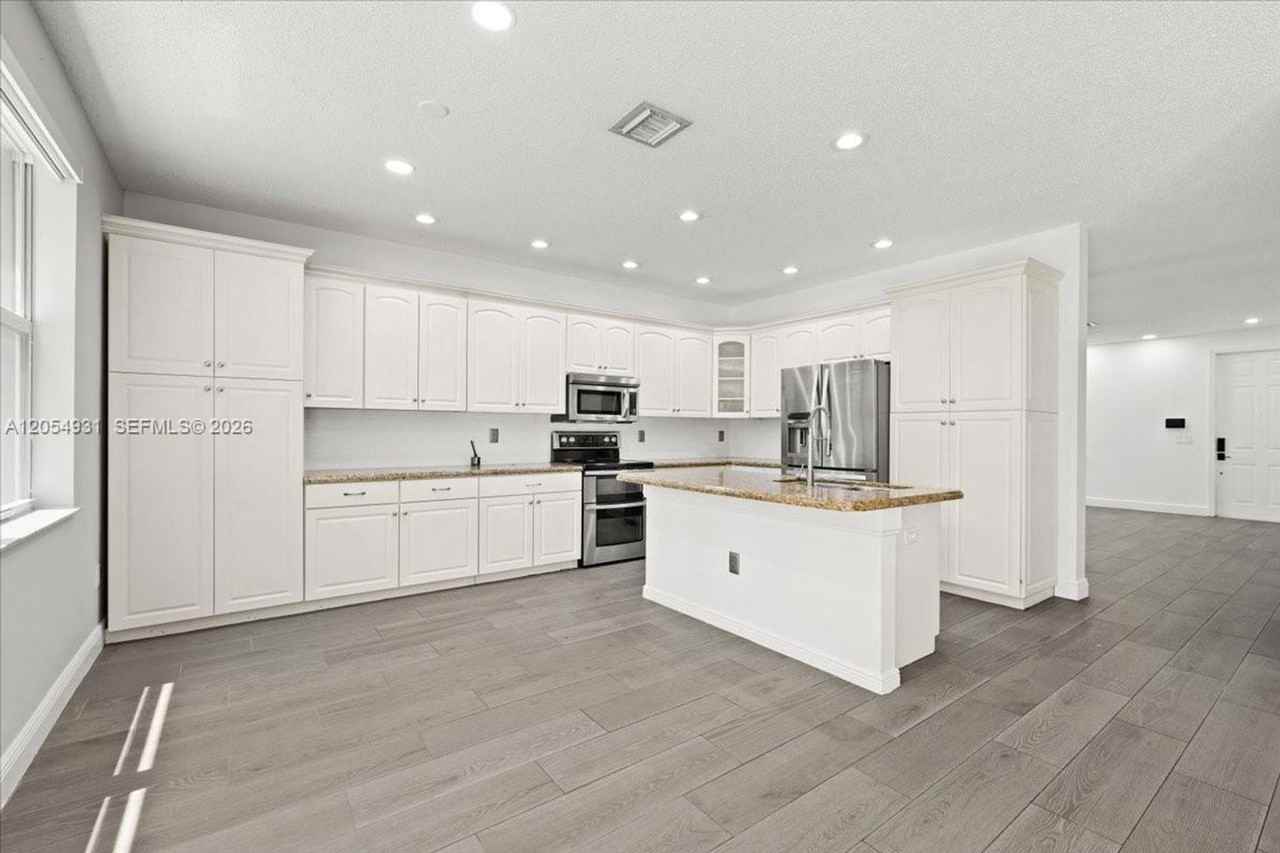 5014 Sw 155th Ter - Photo 3 of 20