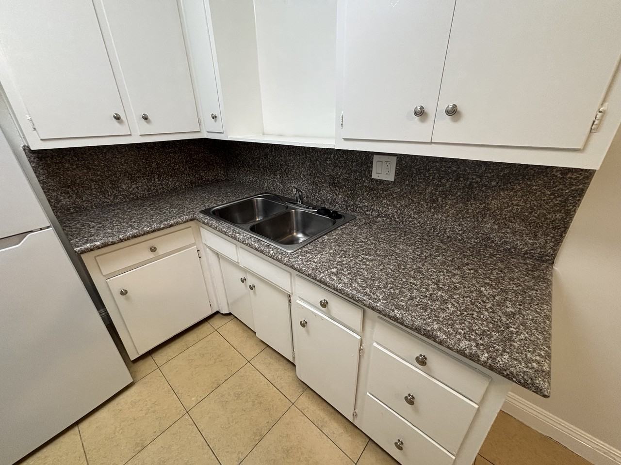 2804 West El Segundo Boulevard #8 - Photo 4 of 16