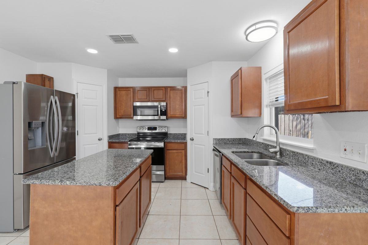 4140 Stonefield Dr - Photo 2 of 9