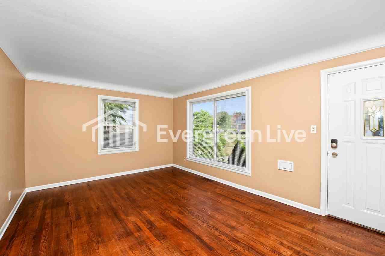 13762 Shady Oak Blvd - Photo 2 of 15