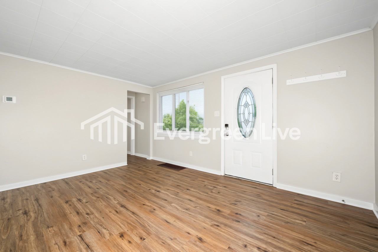 610 Maplehurst Dr - Photo 3 of 15
