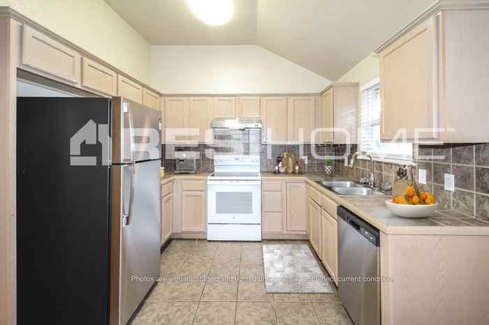 904 Beaumont Sq - Photo 2 of 15