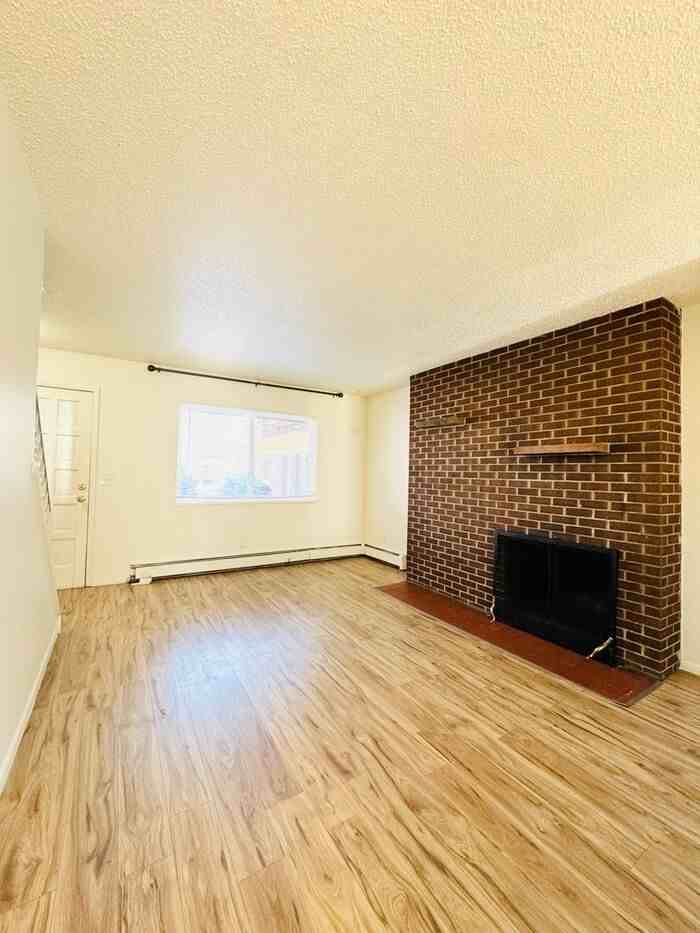 1736 E 16th St - Photo 4 of 17