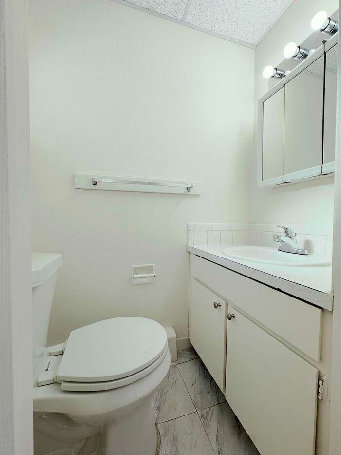 1736 E 16th St - Photo 5 of 17