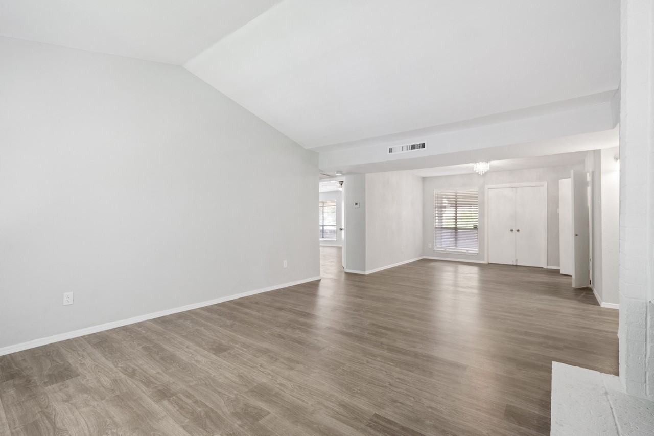 10588 High Hollows Dr - Photo 4 of 16