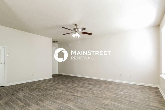4660 Royal View Dr - Photo 3 of 18