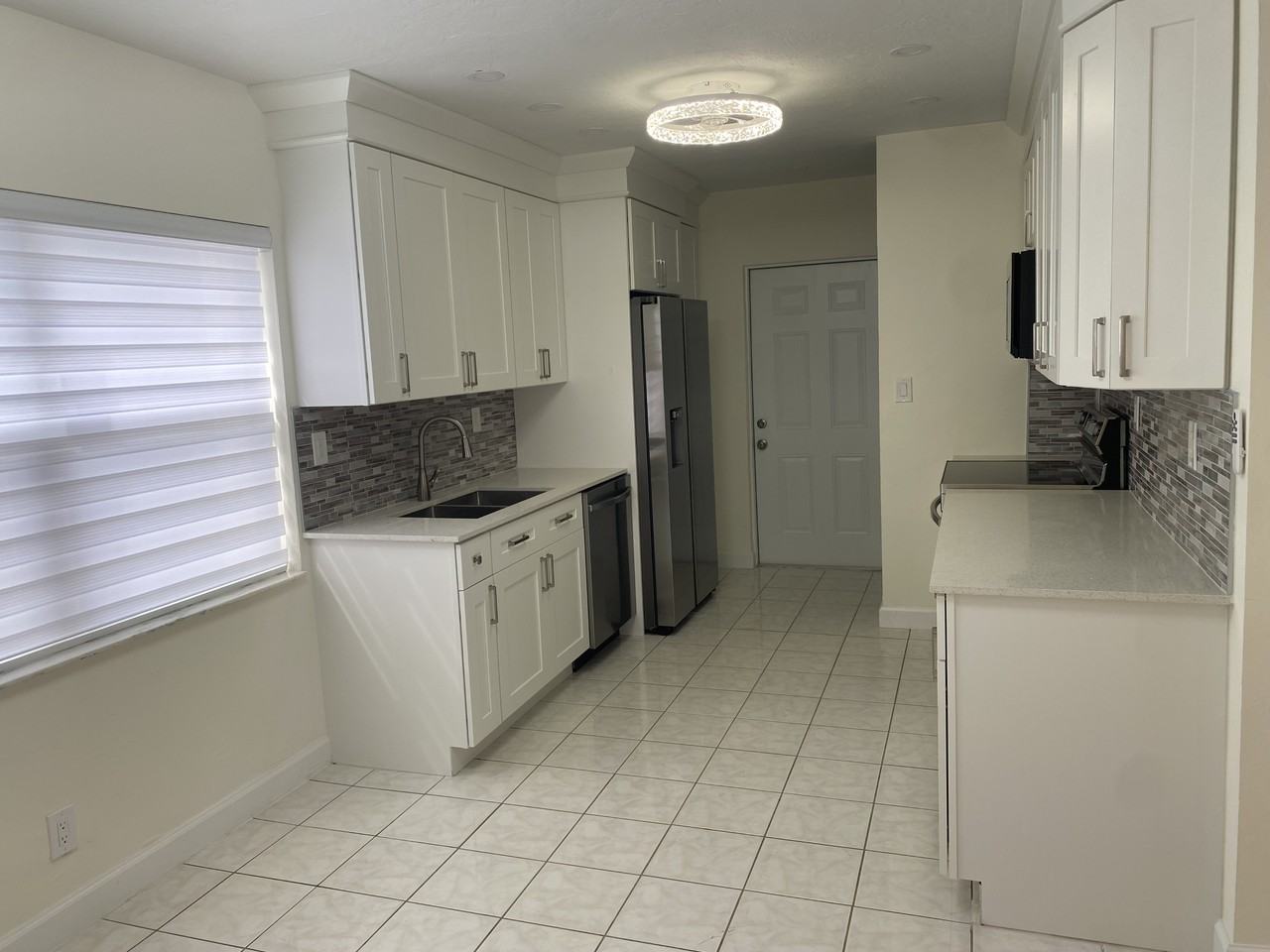 571 Ne 61st St #NA - Photo 3 of 24