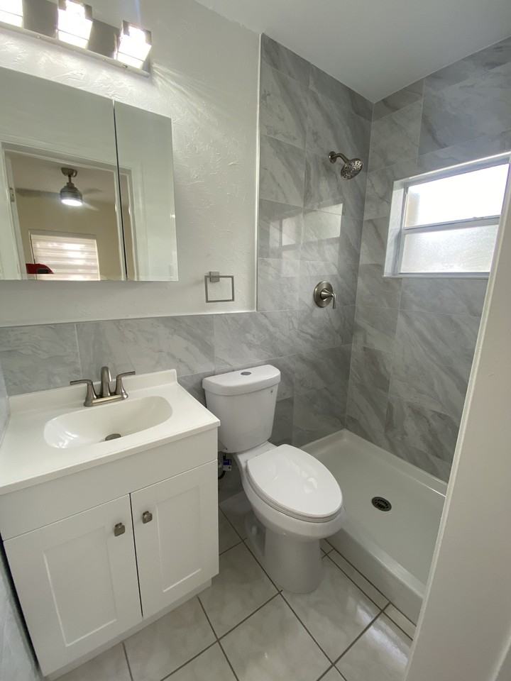 571 Ne 61st St #NA - Photo 4 of 24