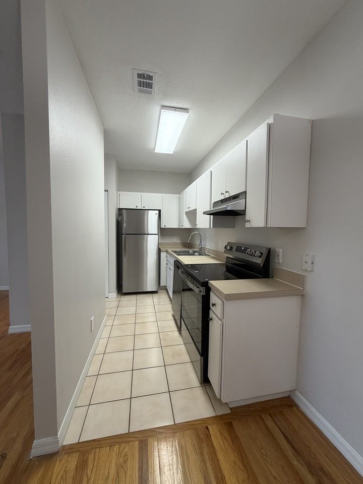 2403 W Platt St #C - Photo 4 of 20