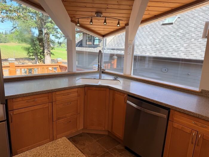720 Ne 34th Pl - Photo 2 of 33
