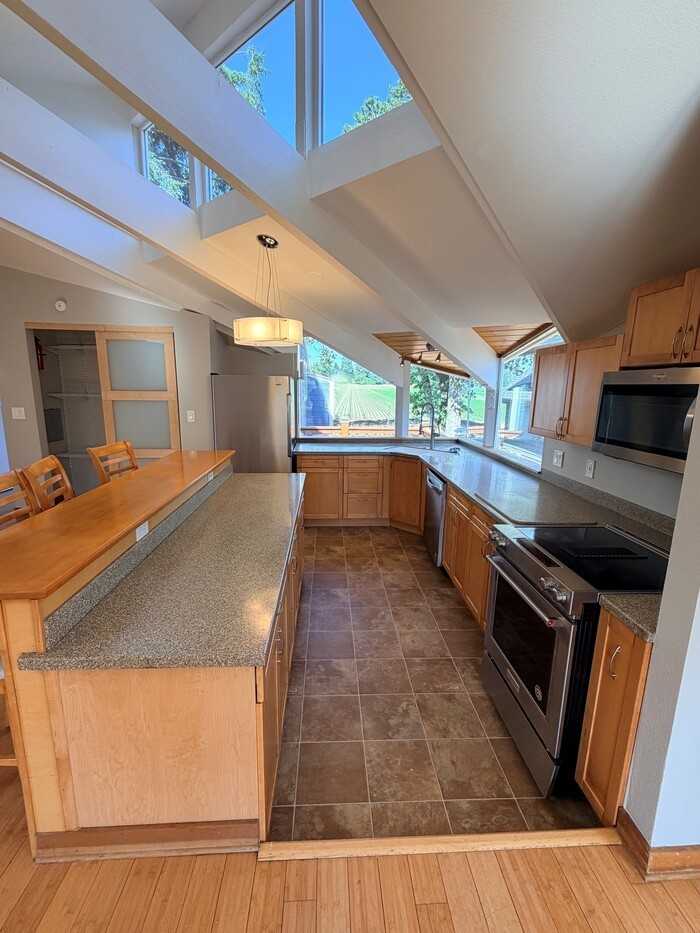 720 Ne 34th Pl - Photo 4 of 33