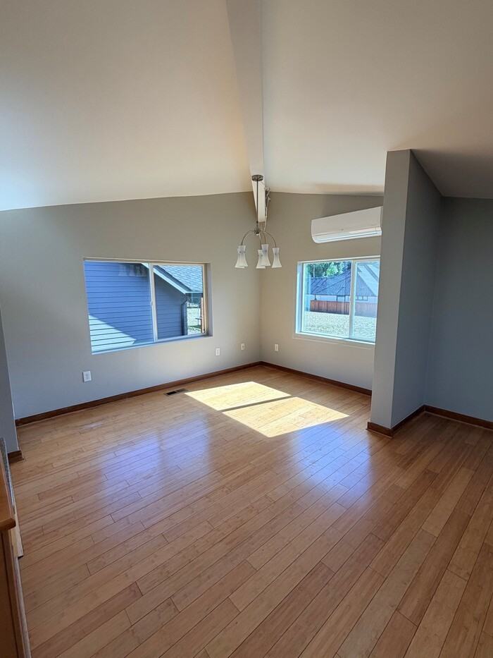 720 Ne 34th Pl - Photo 6 of 33