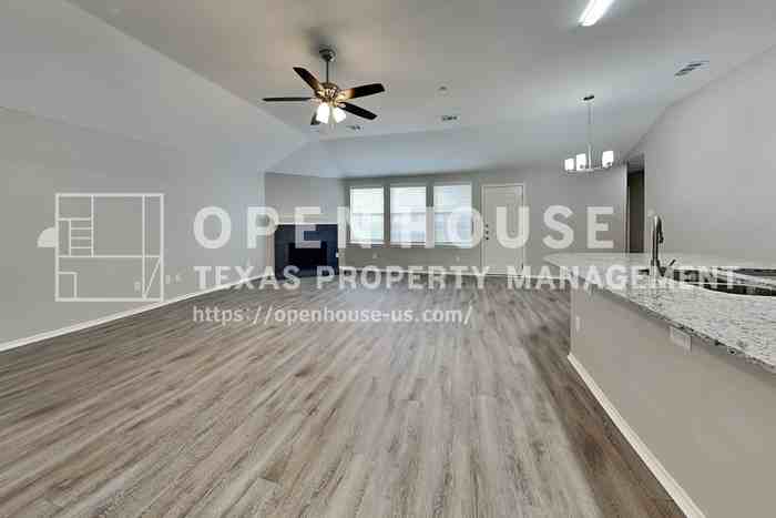 13225 Elmhurst Dr - Photo 4 of 20