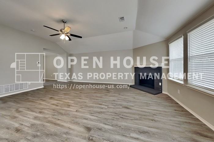 13225 Elmhurst Dr - Photo 5 of 20