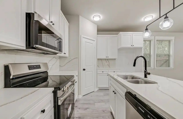 5612 Black Pine Cir - Photo 2 of 18