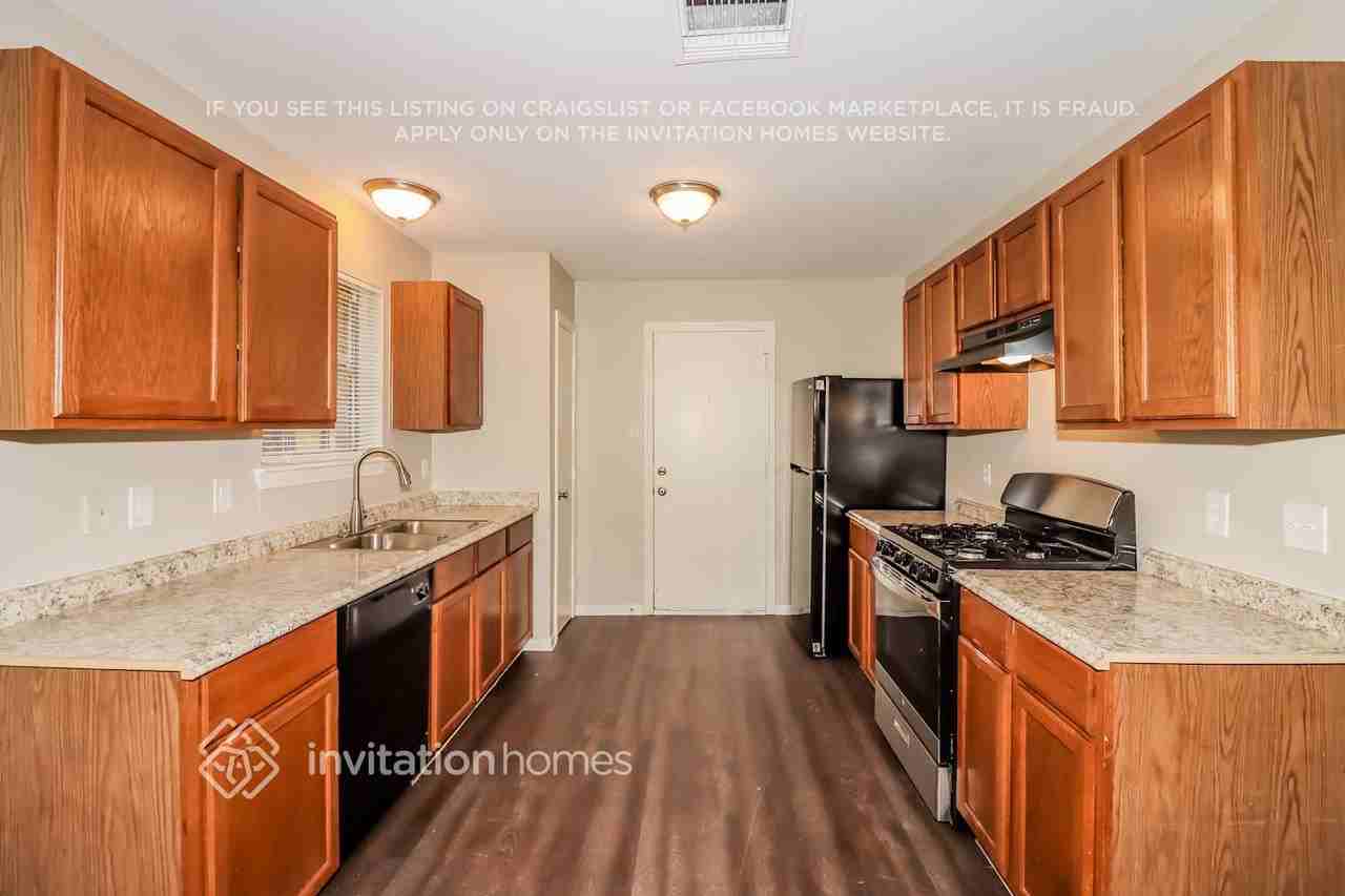 8318 Black Pool St - Photo 5 of 16