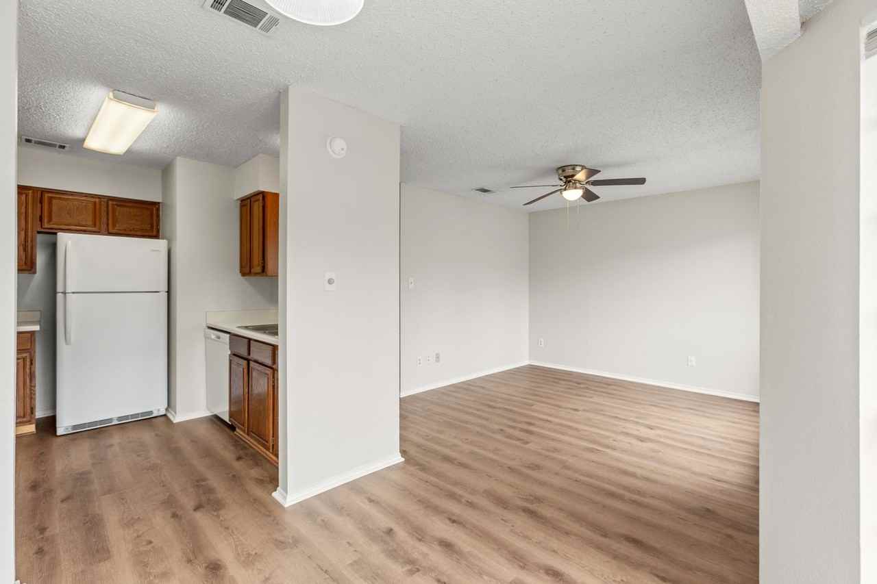 104 Mosscliff Cir #11 - Photo 5 of 14