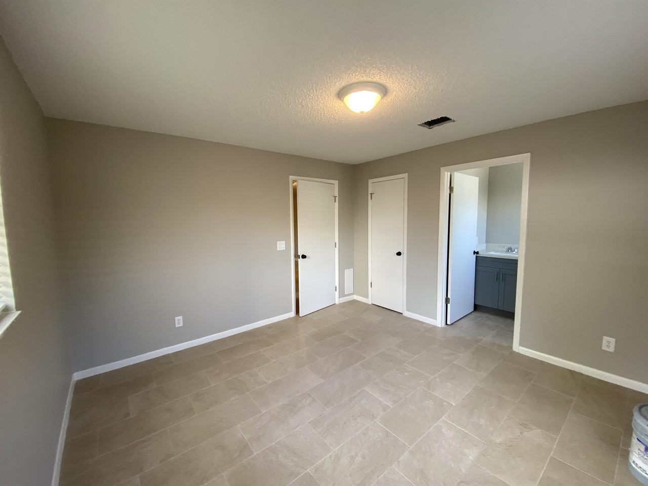 715 N H St #1 - Photo 3 of 7