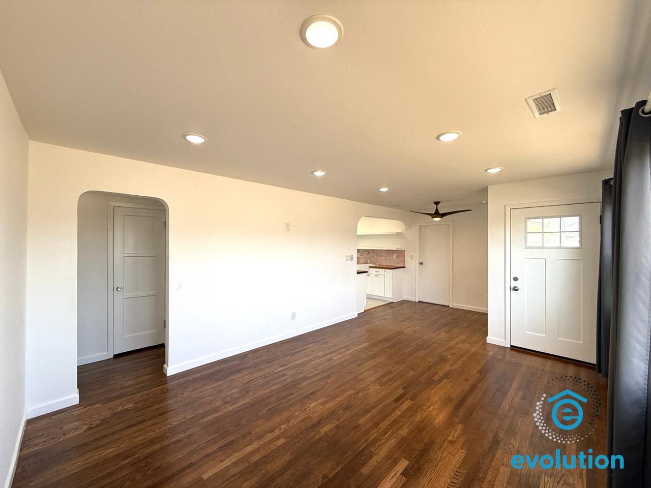 843 Grove Ave - Photo 4 of 11
