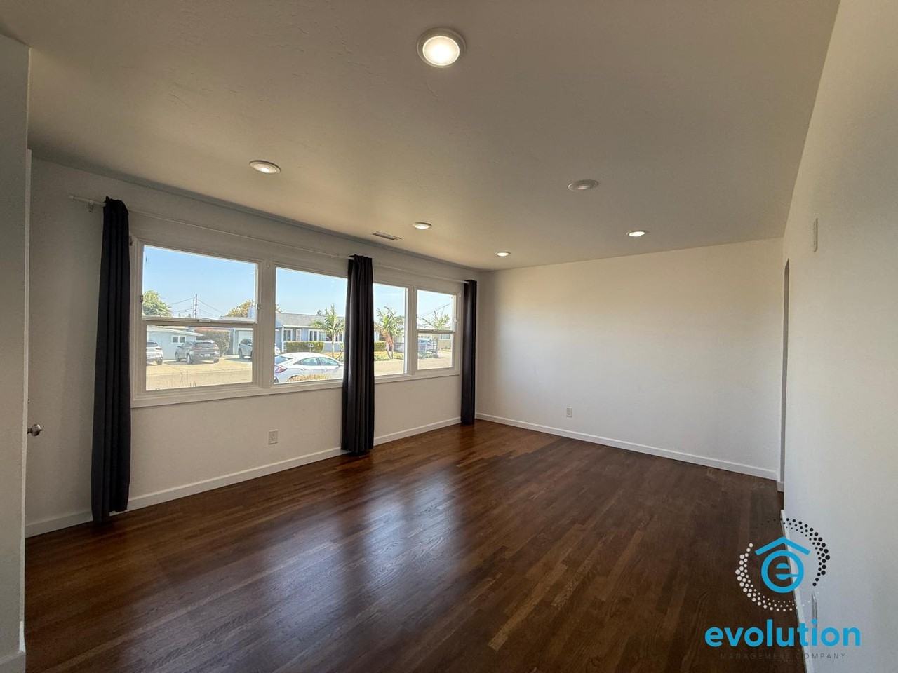 843 Grove Ave - Photo 5 of 11
