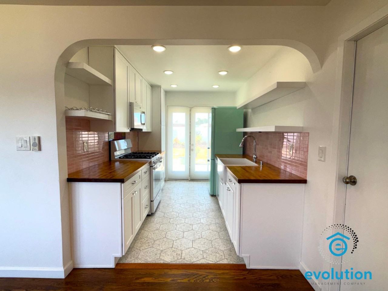 843 Grove Ave - Photo 6 of 11