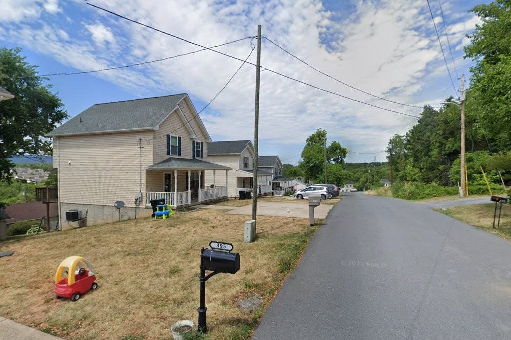 395 Stonewall St - Photo 2 of 2